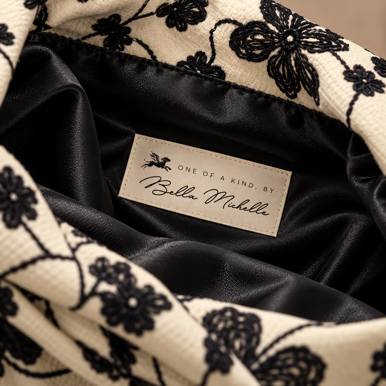 Etiqueta Bella Michelle sobre un interior negro y tela de flores