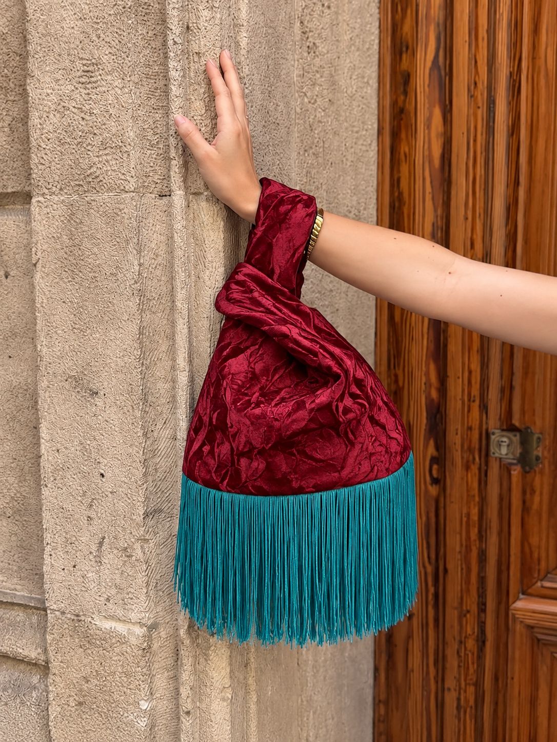 Cartera roja con flecos turquesa